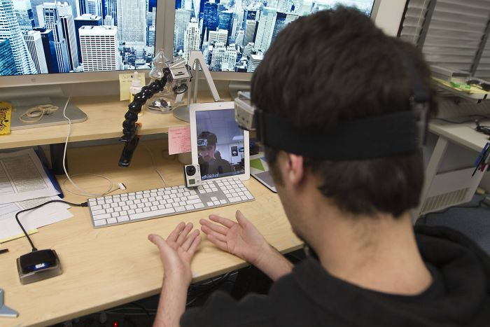 People Can&#8217;t Understand How This Guy Took A Photo Of Both Of His Hands, He Explains It With Even More &#8216;Unexplainable&#8217; Pictures