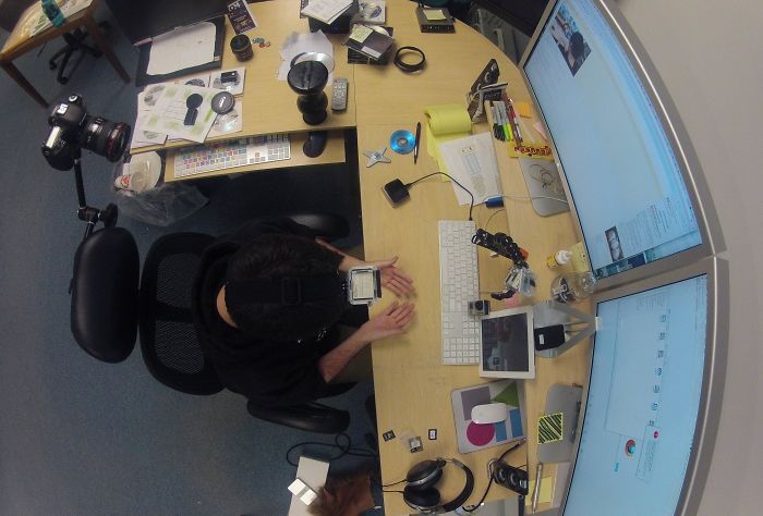 People Can&#8217;t Understand How This Guy Took A Photo Of Both Of His Hands, He Explains It With Even More &#8216;Unexplainable&#8217; Pictures