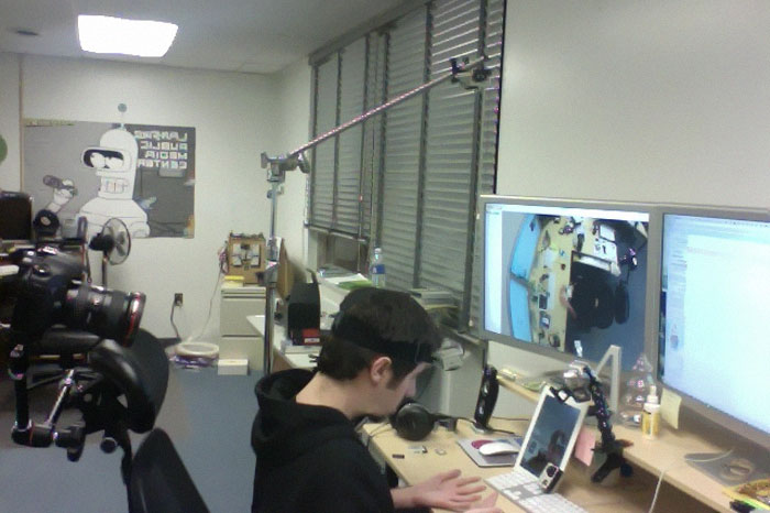 People Can&#8217;t Understand How This Guy Took A Photo Of Both Of His Hands, He Explains It With Even More &#8216;Unexplainable&#8217; Pictures