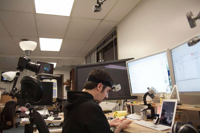 People Can&#8217;t Understand How This Guy Took A Photo Of Both Of His Hands, He Explains It With Even More &#8216;Unexplainable&#8217; Pictures