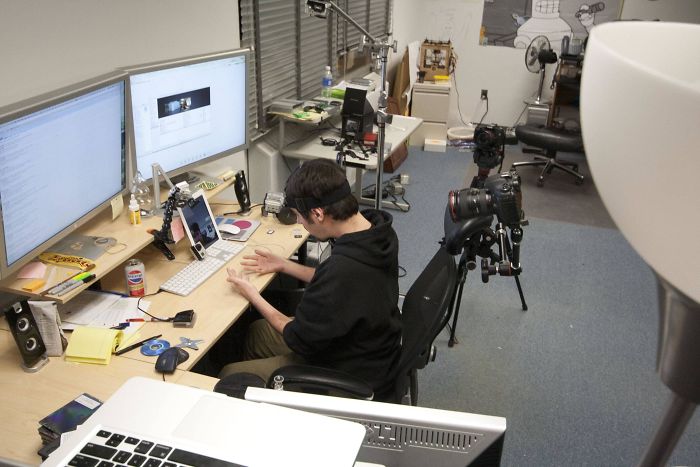 People Can&#8217;t Understand How This Guy Took A Photo Of Both Of His Hands, He Explains It With Even More &#8216;Unexplainable&#8217; Pictures