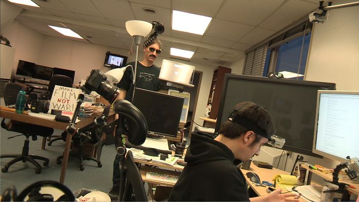 People Can&#8217;t Understand How This Guy Took A Photo Of Both Of His Hands, He Explains It With Even More &#8216;Unexplainable&#8217; Pictures