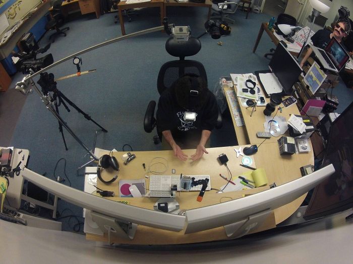 People Can&#8217;t Understand How This Guy Took A Photo Of Both Of His Hands, He Explains It With Even More &#8216;Unexplainable&#8217; Pictures