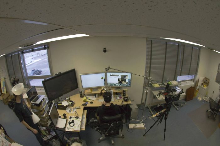 People Can&#8217;t Understand How This Guy Took A Photo Of Both Of His Hands, He Explains It With Even More &#8216;Unexplainable&#8217; Pictures