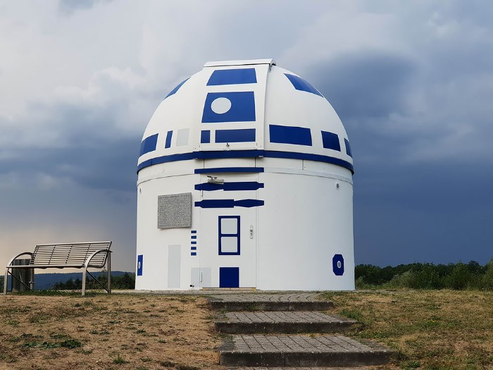German Professor Who Is A Hardcore Star Wars Fan Has Just Repainted An Observatory Into R2-D2 German Professor Who Is A Hardcore Star Wars Fan Has Just Repainted An Observatory Into R2-D2