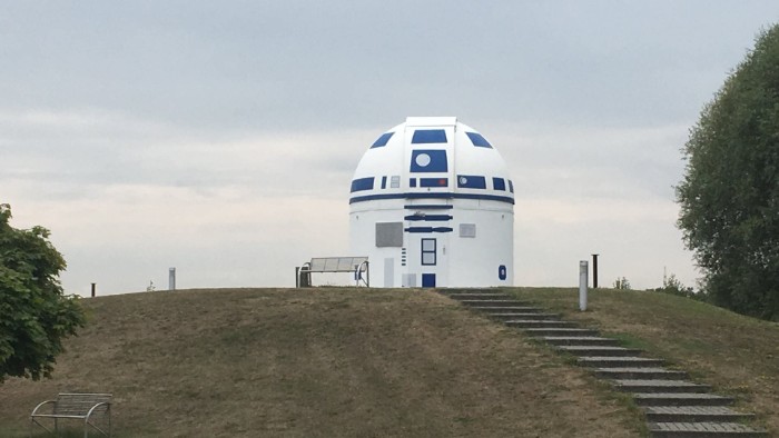 German Professor Who Is A Hardcore Star Wars Fan Has Just Repainted An Observatory Into R2-D2 German Professor Who Is A Hardcore Star Wars Fan Has Just Repainted An Observatory Into R2-D2