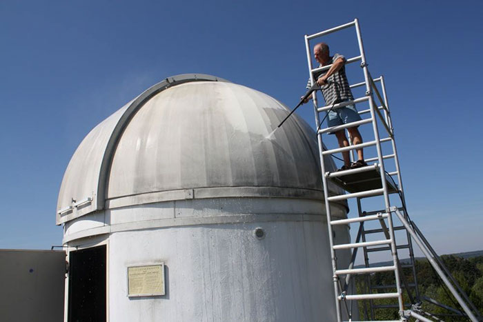 German Professor Who Is A Hardcore Star Wars Fan Has Just Repainted An Observatory Into R2-D2 German Professor Who Is A Hardcore Star Wars Fan Has Just Repainted An Observatory Into R2-D2