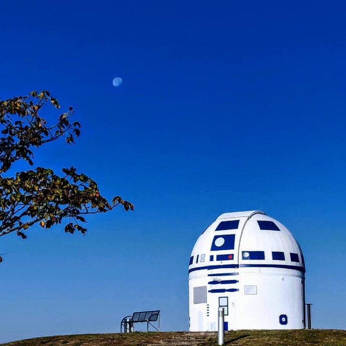 German Professor Who Is A Hardcore Star Wars Fan Has Just Repainted An Observatory Into R2-D2 German Professor Who Is A Hardcore Star Wars Fan Has Just Repainted An Observatory Into R2-D2