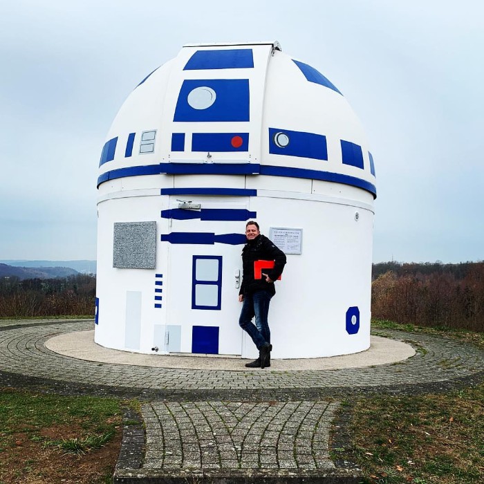 German Professor Who Is A Hardcore Star Wars Fan Has Just Repainted An Observatory Into R2-D2 German Professor Who Is A Hardcore Star Wars Fan Has Just Repainted An Observatory Into R2-D2