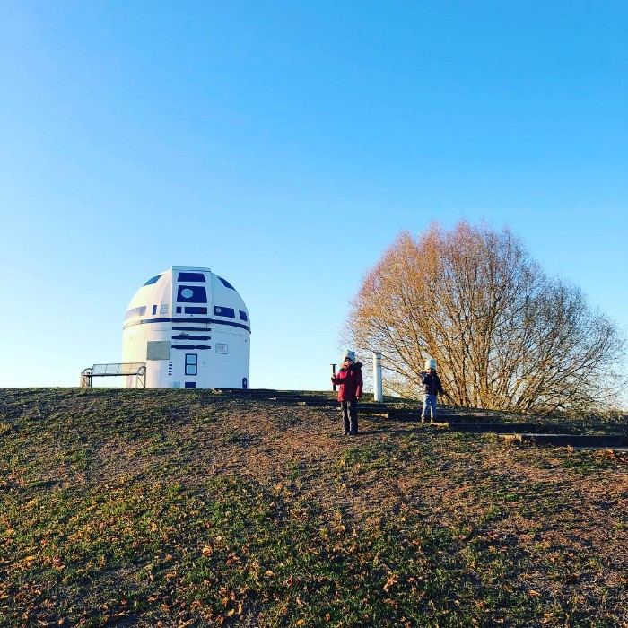 German Professor Who Is A Hardcore Star Wars Fan Has Just Repainted An Observatory Into R2-D2 German Professor Who Is A Hardcore Star Wars Fan Has Just Repainted An Observatory Into R2-D2