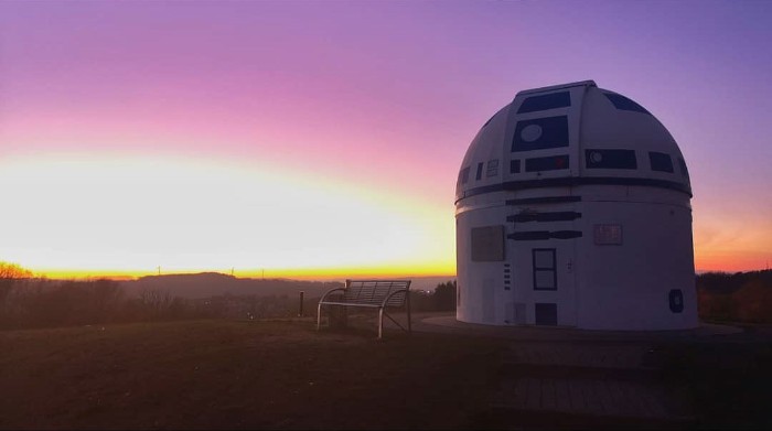 German Professor Who Is A Hardcore Star Wars Fan Has Just Repainted An Observatory Into R2-D2 German Professor Who Is A Hardcore Star Wars Fan Has Just Repainted An Observatory Into R2-D2