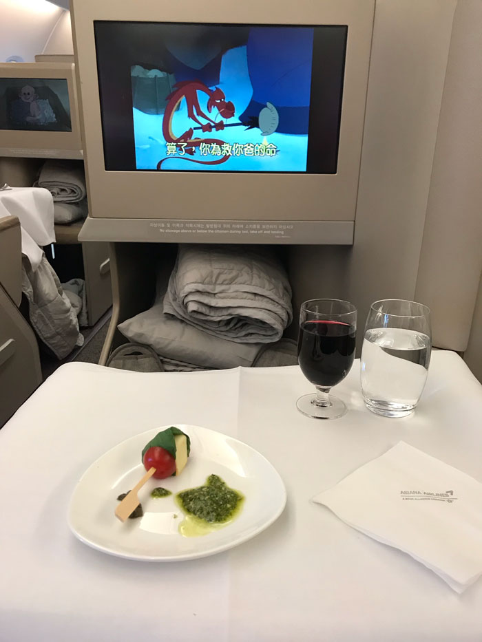 Person Can&#8217;t Believe The Difference Between Economy And Business Class After Getting Randomly Upgraded To Business Class