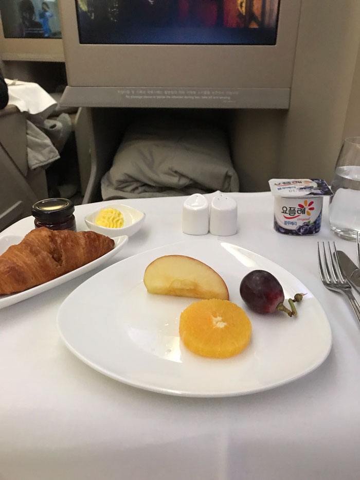 Person Can&#8217;t Believe The Difference Between Economy And Business Class After Getting Randomly Upgraded To Business Class