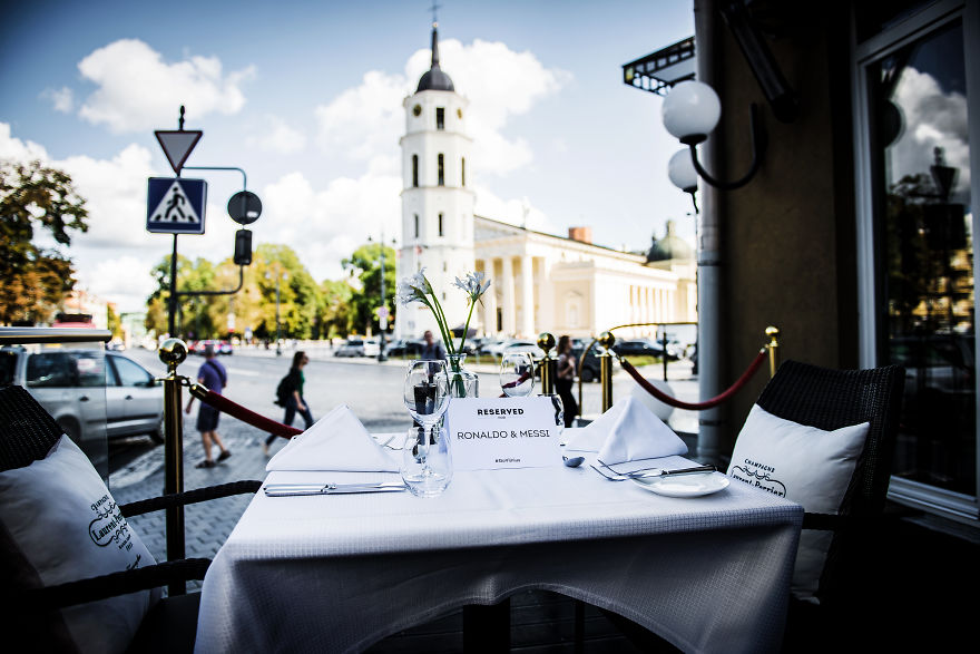 Artist Creates A 3D Food Art Piece Depicting Ronaldo And Messi, In Anticipation Of Their Visit To Vilnius Artist Creates A 3D Food Art Piece Depicting Ronaldo And Messi, In Anticipation Of Their Visit To Vilnius