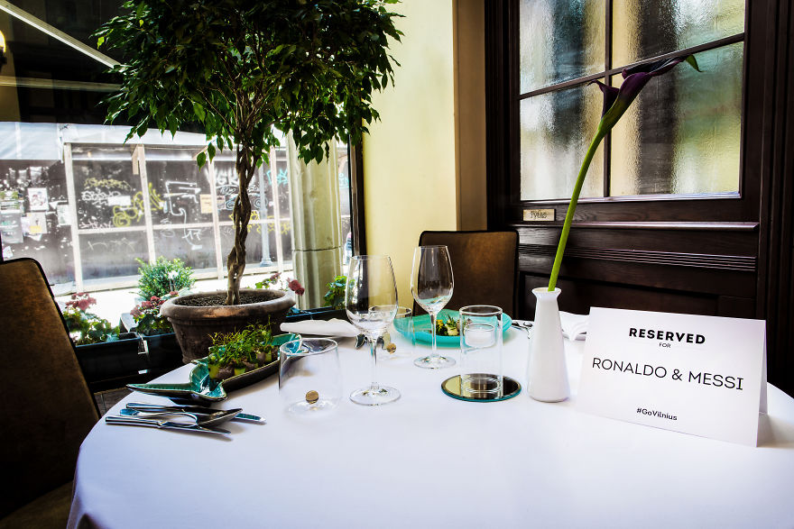 Artist Creates A 3D Food Art Piece Depicting Ronaldo And Messi, In Anticipation Of Their Visit To Vilnius Artist Creates A 3D Food Art Piece Depicting Ronaldo And Messi, In Anticipation Of Their Visit To Vilnius