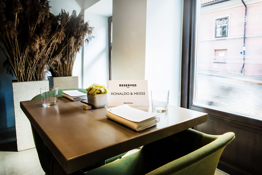 Artist Creates A 3D Food Art Piece Depicting Ronaldo And Messi, In Anticipation Of Their Visit To Vilnius Artist Creates A 3D Food Art Piece Depicting Ronaldo And Messi, In Anticipation Of Their Visit To Vilnius