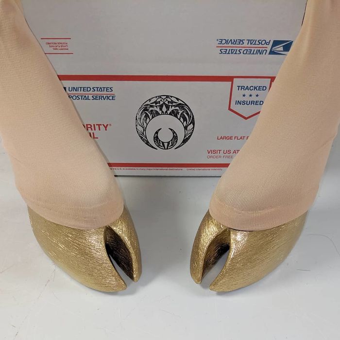 Artist Creates Shoes And Boots In The Shape Of Animal Hooves, And The Result Is Impressive Artist Creates Shoes And Boots In The Shape Of Animal Hooves, And The Result Is Impressive