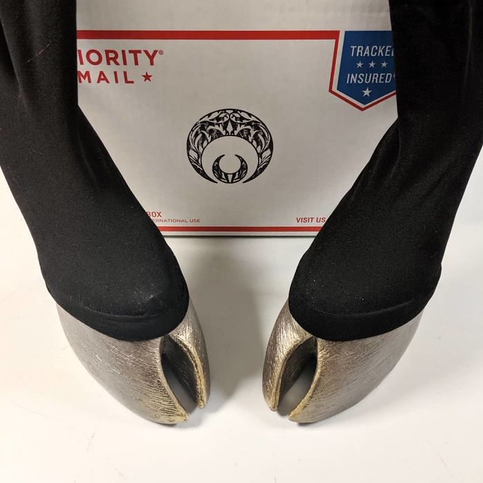 Artist Creates Shoes And Boots In The Shape Of Animal Hooves, And The Result Is Impressive Artist Creates Shoes And Boots In The Shape Of Animal Hooves, And The Result Is Impressive