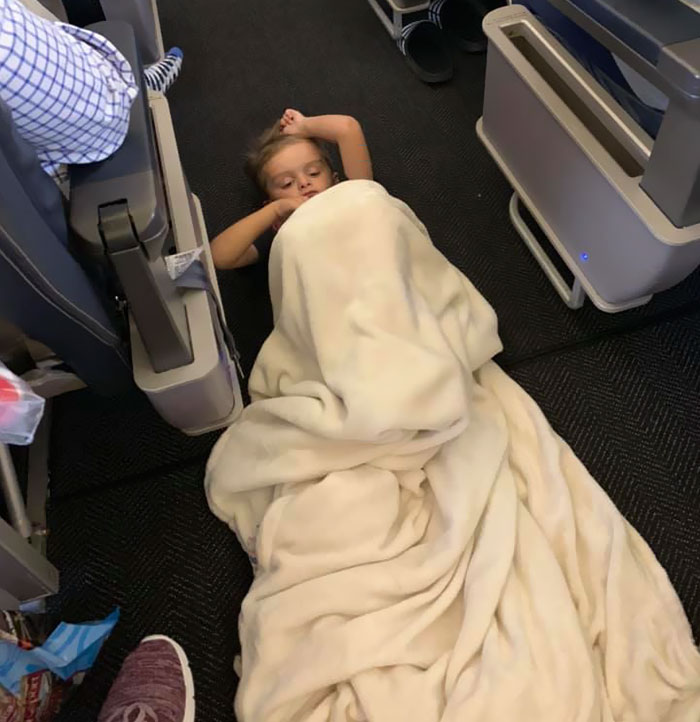 4 Y.O. Autistic Boy Was Having A Meltdown During A Flight So The Crew And Passengers Stepped In To Help 4 Y.O. Autistic Boy Was Having A Meltdown During A Flight So The Crew And Passengers Stepped In To Help