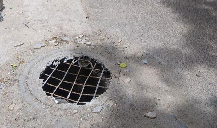 Guy Wants Authorities To Fix The Roads, Takes The Most Creative Way Of Emphasizing How Big This Problem Actually Is