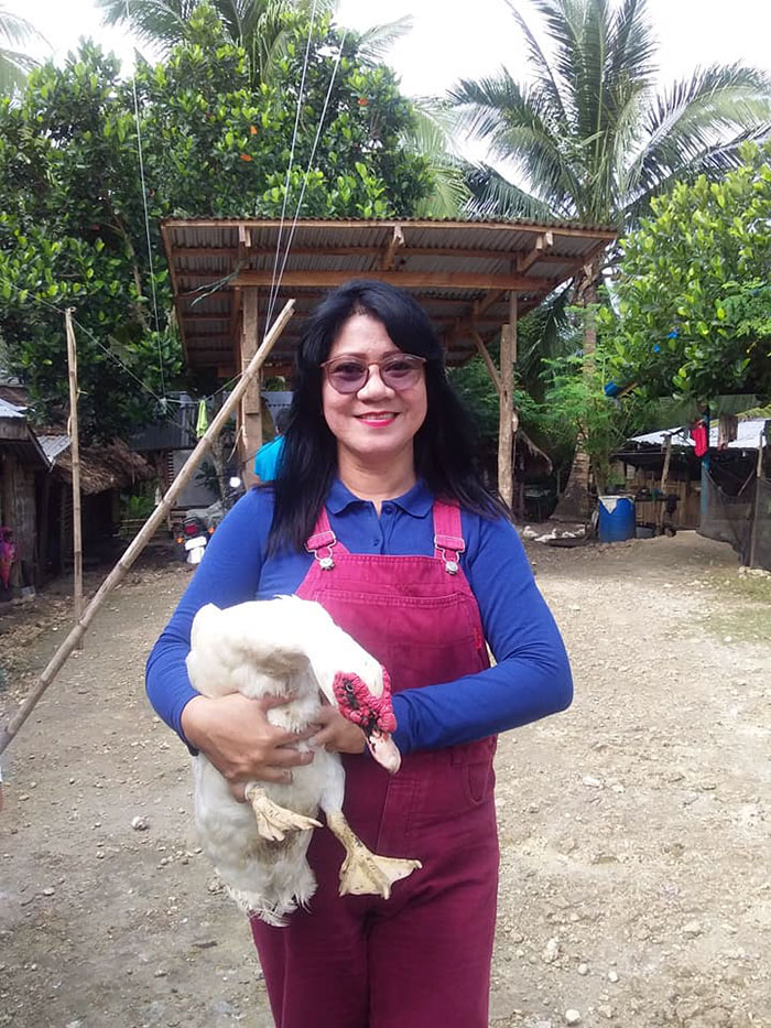 Little Boy’s Slipper Falls Down A Hill, Kind Duck Retrieves It Little Boy’s Slipper Falls Down A Hill, Kind Duck Retrieves It