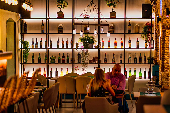 Woman Explains Why Men Get Angry After She Orders A Non-Alcoholic Drink When They Offer To Buy Her One Woman Explains Why Men Get Angry After She Orders A Non-Alcoholic Drink When They Offer To Buy Her One