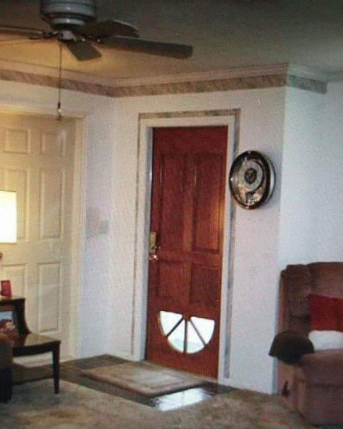 Real Estate Agent Posts 25 Of The Worst Home Design Finds By Her Fellow Agents