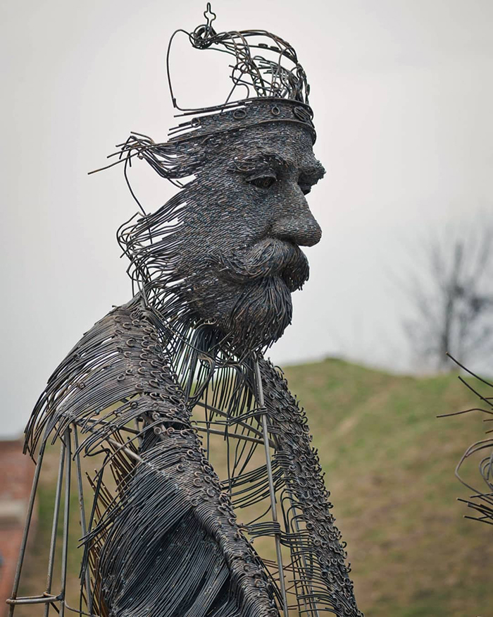 This Sculptor Bends Metal Wire Into Incredible Sculptures Of Historical Figures