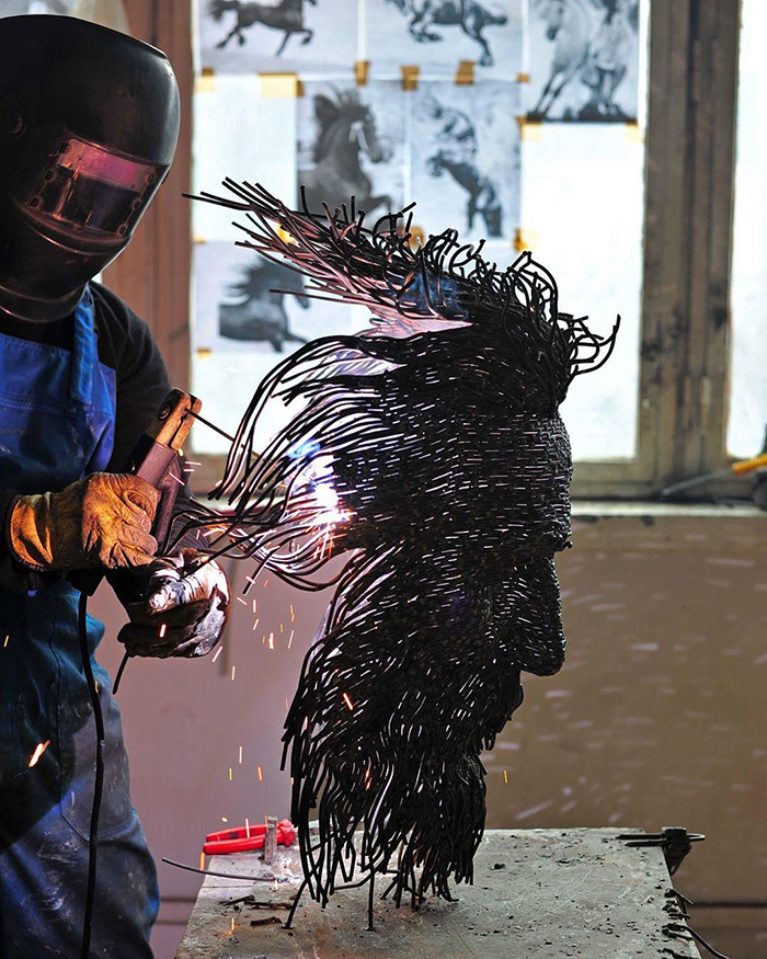 This Sculptor Bends Metal Wire Into Incredible Sculptures Of Historical Figures