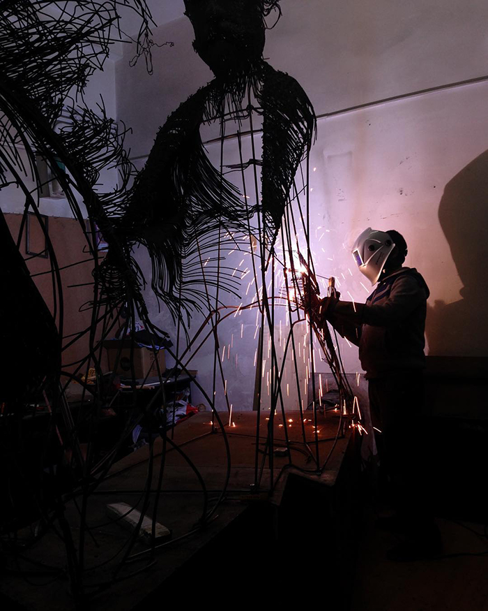 This Sculptor Bends Metal Wire Into Incredible Sculptures Of Historical Figures