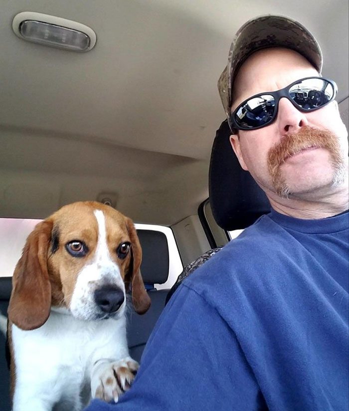 Man Rescues A Beagle From Being Euthanized In A Shelter, The Dog Can’t Contain His Gratitude, Hugs His Rescuer Man Rescues A Beagle From Being Euthanized In A Shelter, The Dog Can’t Contain His Gratitude, Hugs His Rescuer