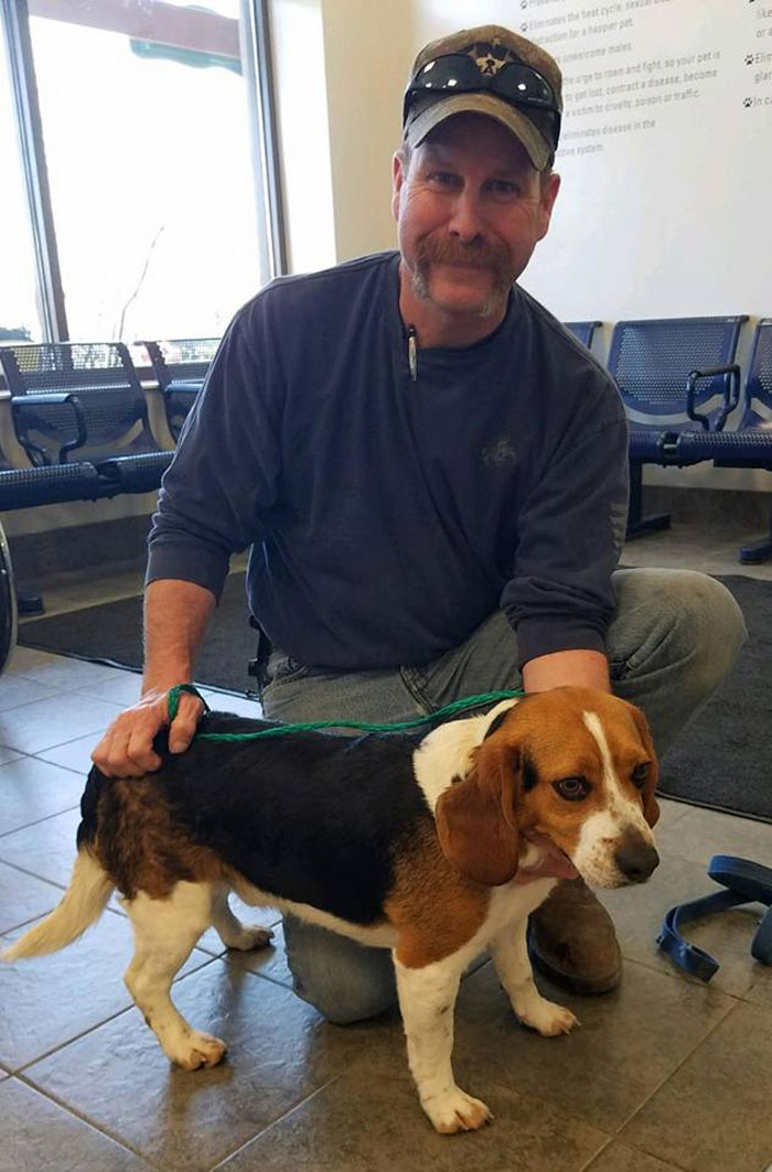Man Rescues A Beagle From Being Euthanized In A Shelter, The Dog Can’t Contain His Gratitude, Hugs His Rescuer Man Rescues A Beagle From Being Euthanized In A Shelter, The Dog Can’t Contain His Gratitude, Hugs His Rescuer