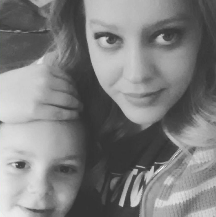 7-Year-Old Autistic Boy Flying Alone With $10 And A Note Explaining His Condition Gets The Best Seatmate 7-Year-Old Autistic Boy Flying Alone With $10 And A Note Explaining His Condition Gets The Best Seatmate