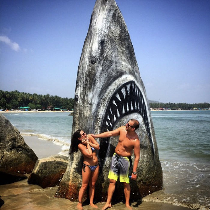Graffiti Artist Turns A Beach Stone Into A Great White Shark And People Post Their Best Pics With It Graffiti Artist Turns A Beach Stone Into A Great White Shark And People Post Their Best Pics With It