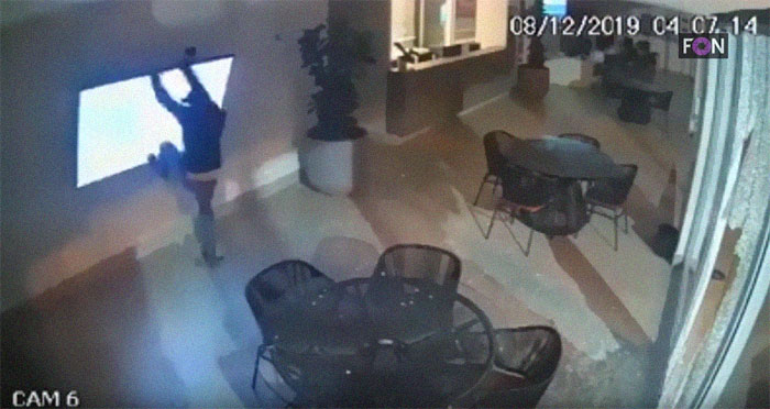 Security Camera Captures Unique Footage Of Thieves Failing So Hard It Looks Like A &#8217;90s Comedy Movie