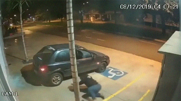 Security Camera Captures Unique Footage Of Thieves Failing So Hard It Looks Like A &#8217;90s Comedy Movie