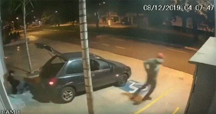 Security Camera Captures Unique Footage Of Thieves Failing So Hard It Looks Like A &#8217;90s Comedy Movie