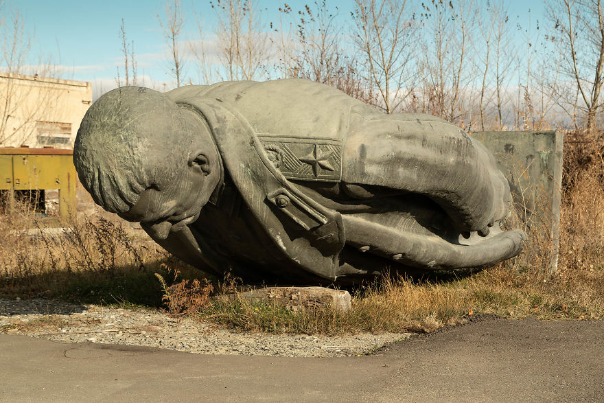 I Photographed The Last Statue Of Stalin Being Removed I Photographed The Last Statue Of Stalin Being Removed
