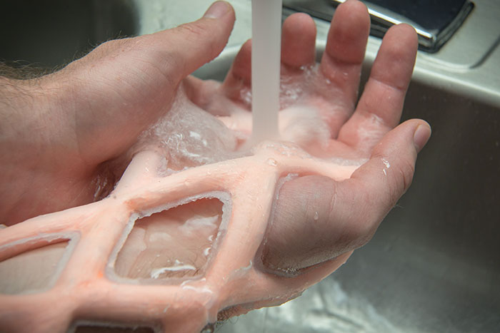 Engineers Create A Breathable And Waterproof Cast To Replace Plaster Ones And Stop The Itching Forever Engineers Create A Breathable And Waterproof Cast To Replace Plaster Ones And Stop The Itching Forever