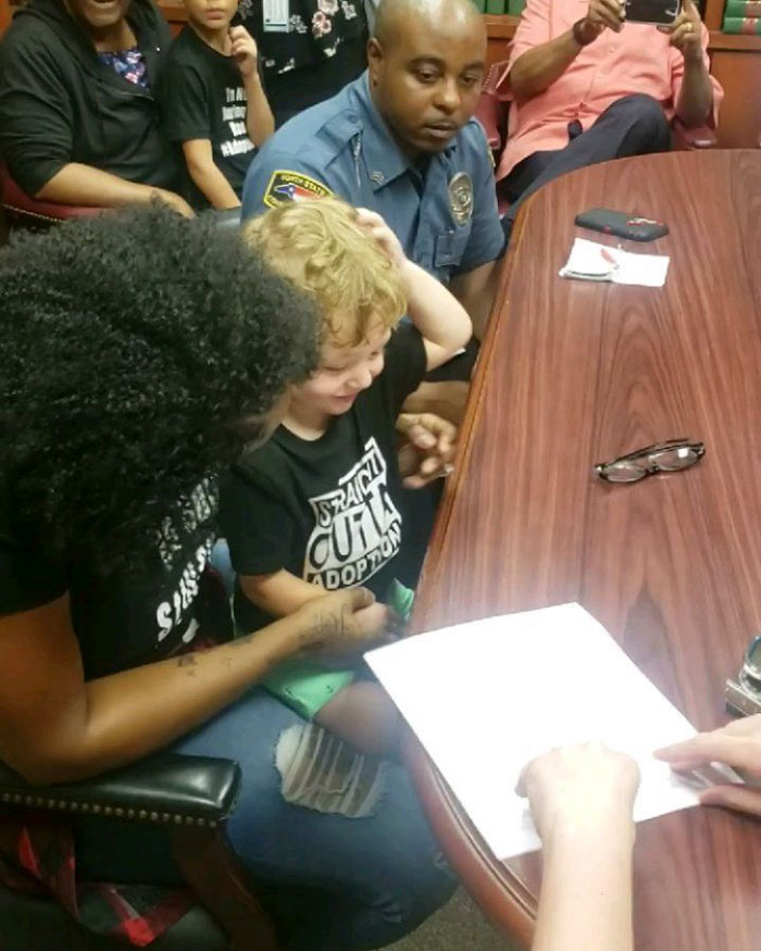 Black Mom Gets Accused Of Stealing A White Boy That’s Actually Her Son, Says People Are Extremely Judgmental Black Mom Gets Accused Of Stealing A White Boy That’s Actually Her Son, Says People Are Extremely Judgmental