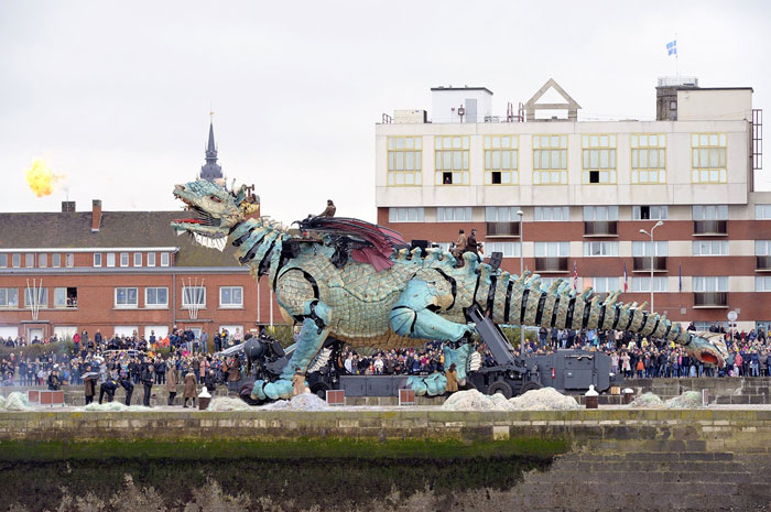 The Citizens Of Calais Witnessed A 25-Meter-Long Fire-Breathing Mechanical Dragon Manned By 17 People The Citizens Of Calais Witnessed A 25-Meter-Long Fire-Breathing Mechanical Dragon Manned By 17 People