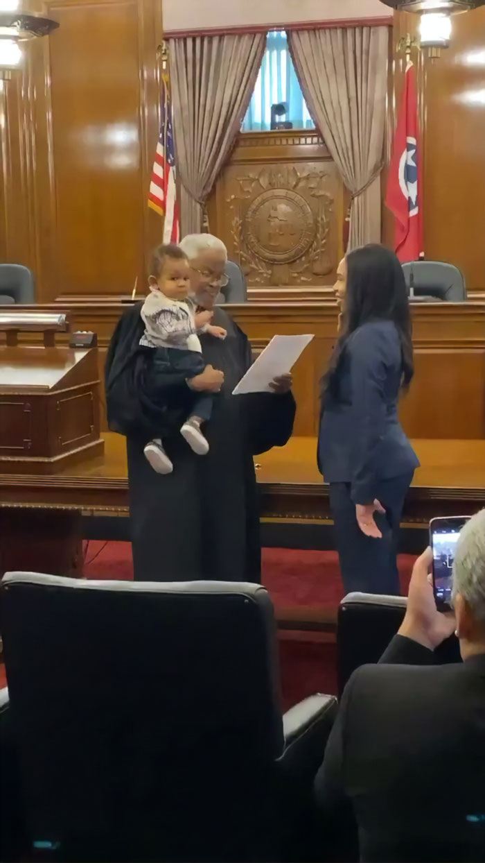 This Awesome Judge Held The Baby Of A Law Student As She Was Sworn Into The State Bar This Awesome Judge Held The Baby Of A Law Student As She Was Sworn Into The State Bar