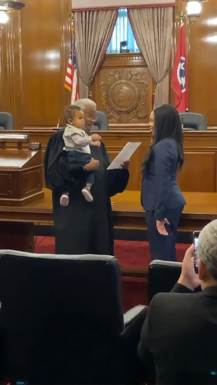 This Awesome Judge Held The Baby Of A Law Student As She Was Sworn Into The State Bar This Awesome Judge Held The Baby Of A Law Student As She Was Sworn Into The State Bar