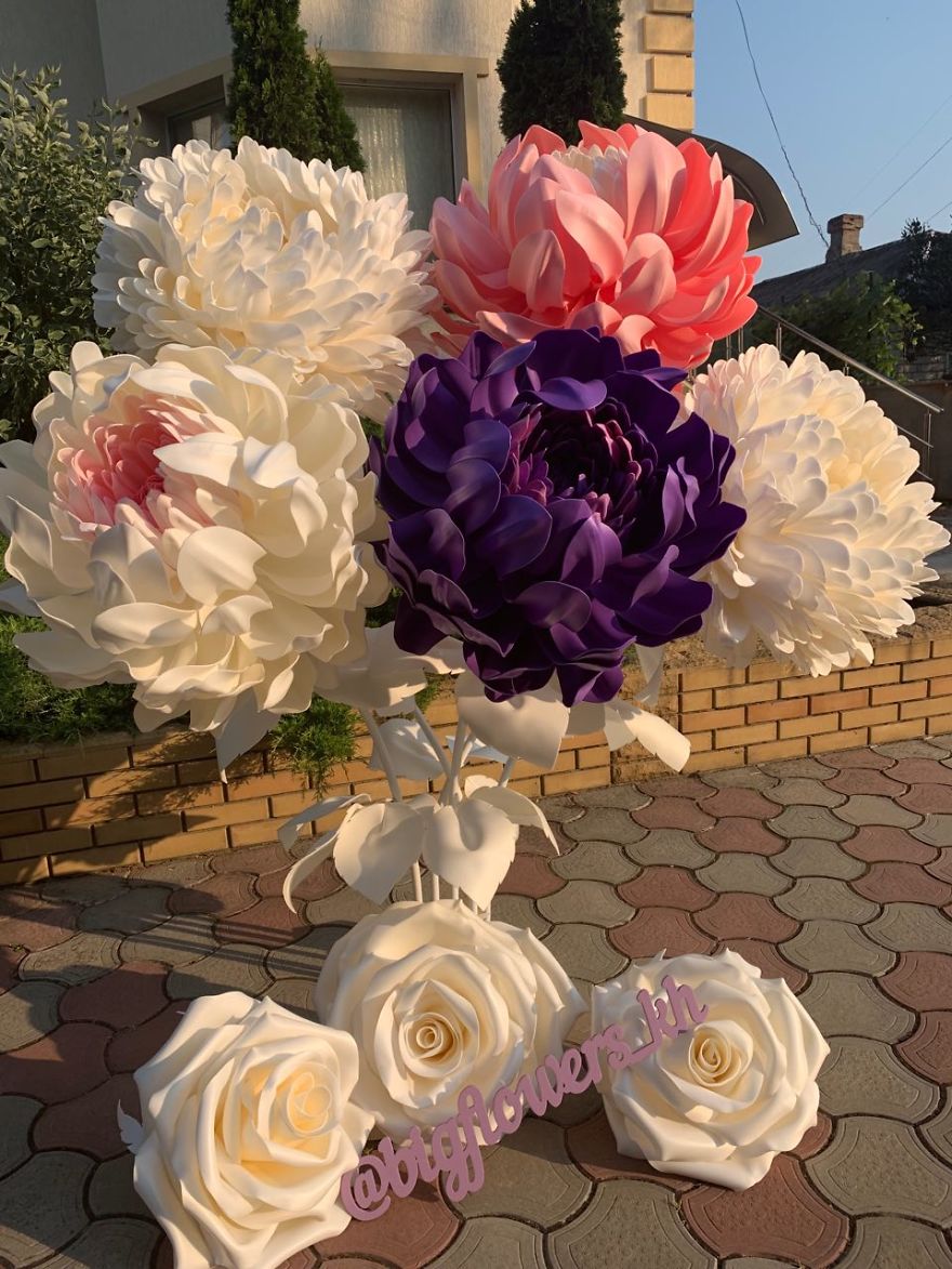 Start Up At 47 Y.o. Giant Flowers Bloom In Her Hands