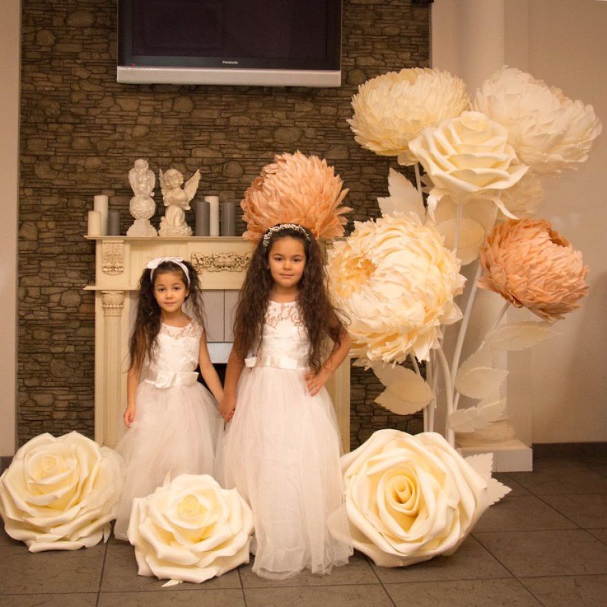Start Up At 47 Y.o. Giant Flowers Bloom In Her Hands