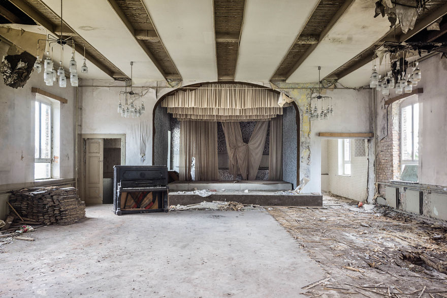 I Explored Abandoned Places In Germany, Here Are 12 Pianos That I Found I Explored Abandoned Places In Germany, Here Are 12 Pianos That I Found