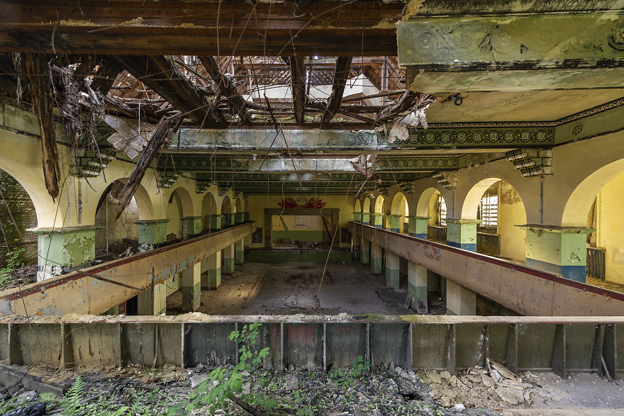 79 Pictures Of Abandoned And Forgotten Ballrooms I Found In Germany
