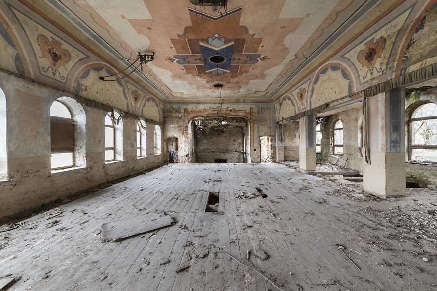 79 Pictures Of Abandoned And Forgotten Ballrooms I Found In Germany