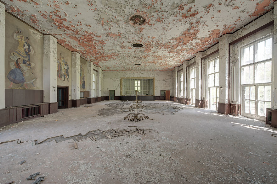 79 Pictures Of Abandoned And Forgotten Ballrooms I Found In Germany