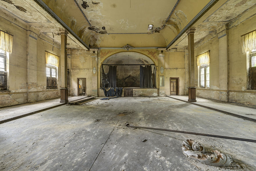 79 Pictures Of Abandoned And Forgotten Ballrooms I Found In Germany